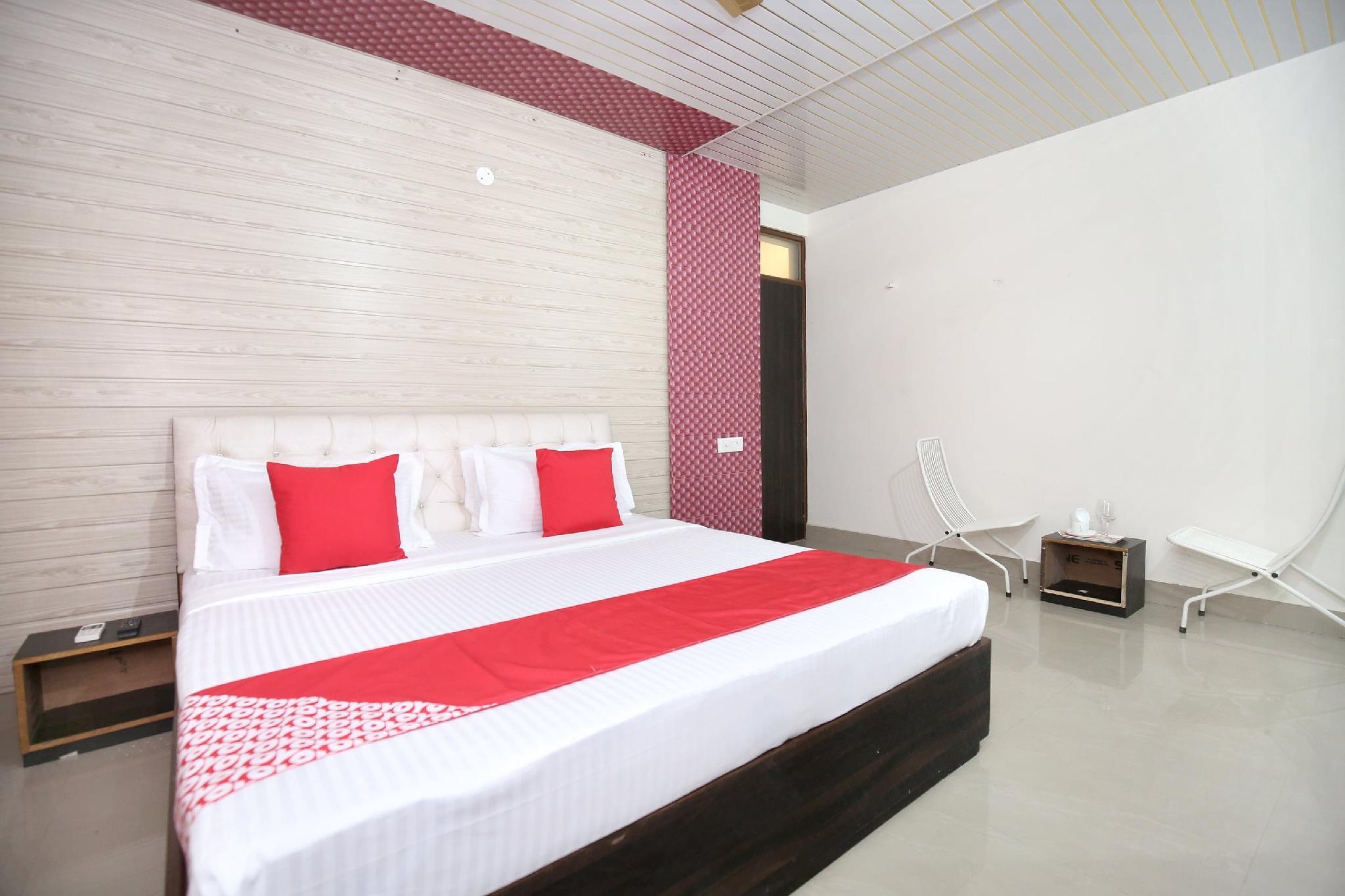 Oyo 13368 Hotel Gold Star