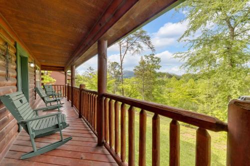 NEW Smoky Mountain Cabin Cozy & Convenient — 4-Star Luxury Hotel in Sevierville, United States