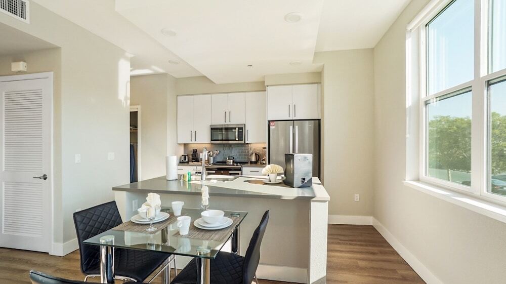 Global Luxury Suites In The Heart Of San Carlos - photo 15
