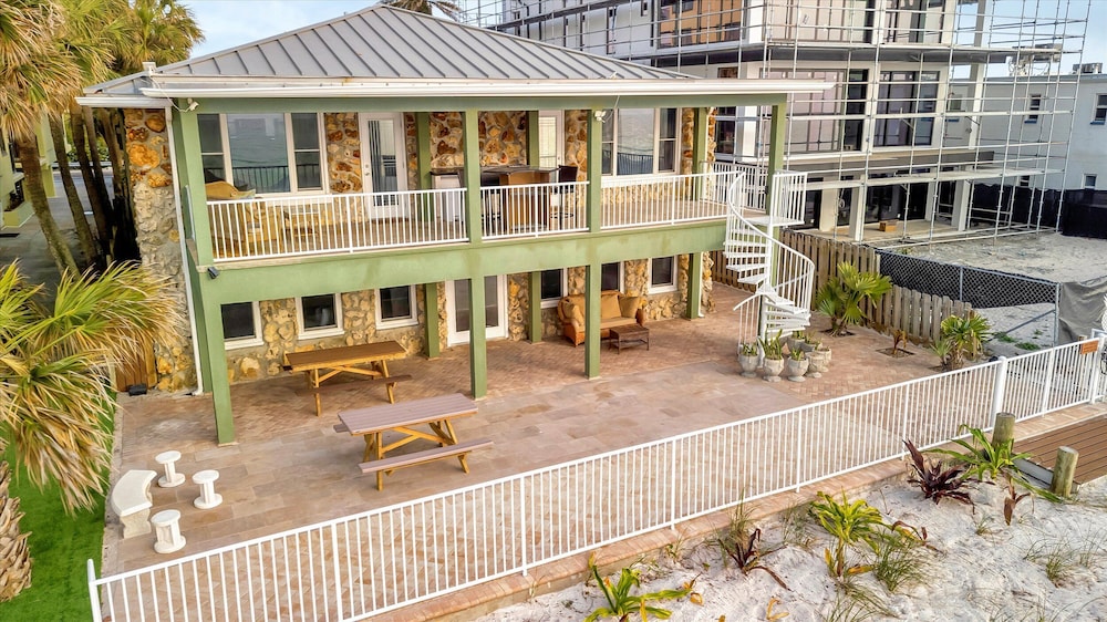 Stones Throw Beachfront Luxury Suites - photo 96