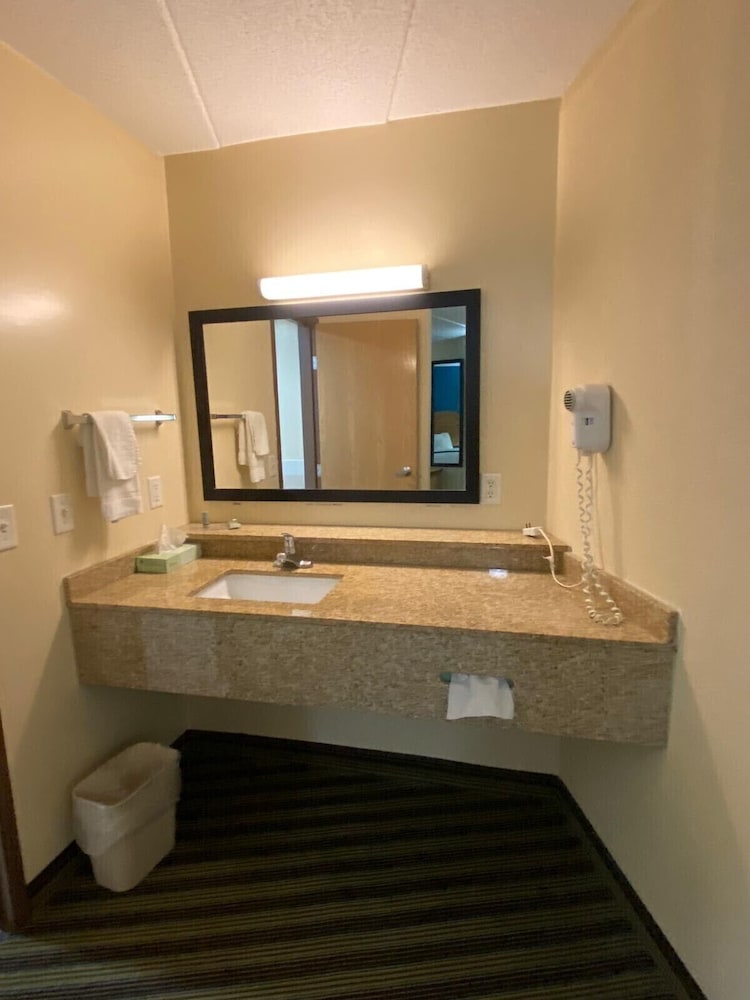 American Inn and Suites - photo 17
