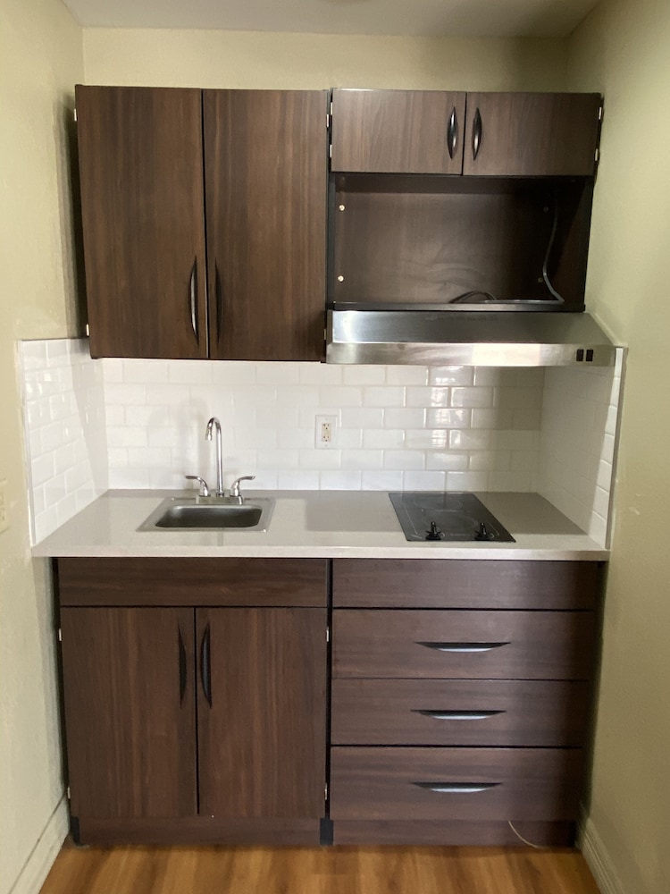 Stratford House Inn and Suites - photo 13