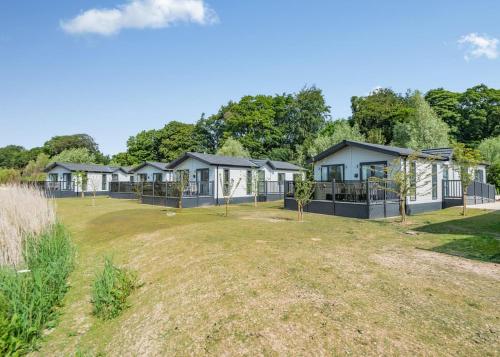 Serenity Lakes - carbon neutral hotel in Fleet