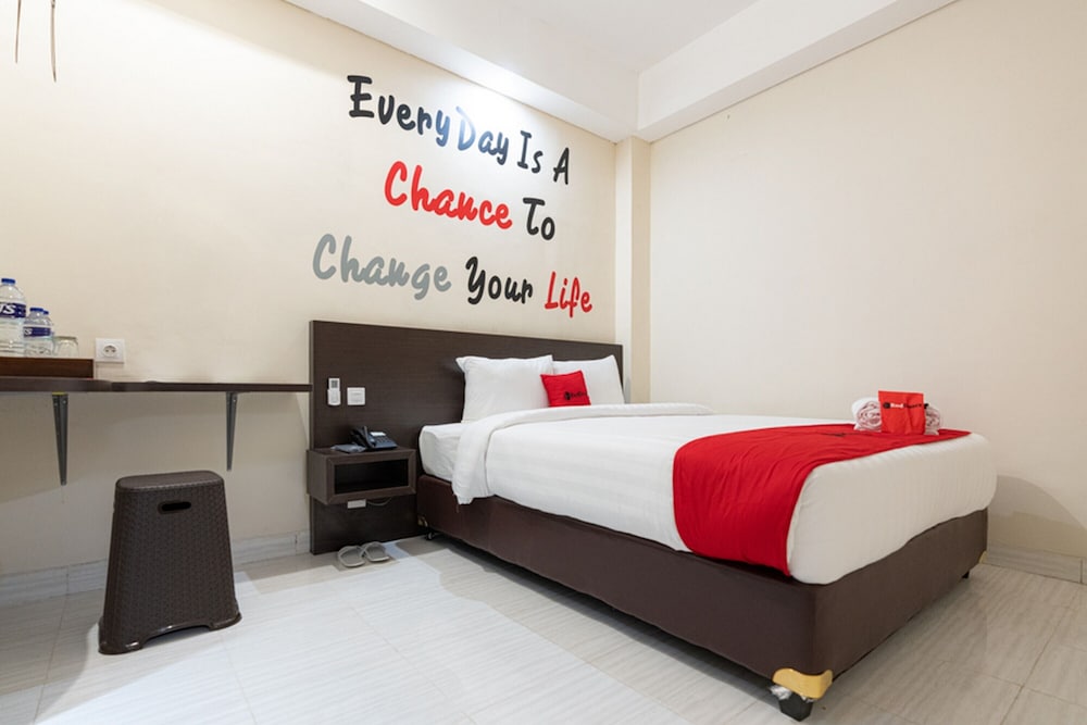 RedDoorz Plus @ Harvest Inn Panakkukang in Makassar, Indonesia