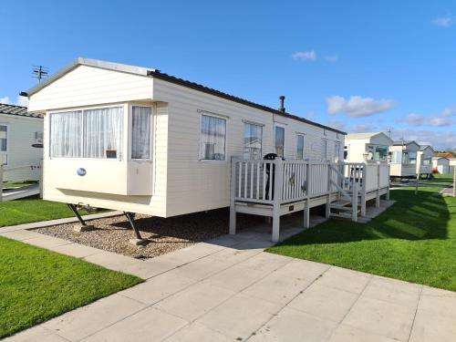 Golden Palm Meadow Lakes in Chapel Saint Leonards, United Kingdom