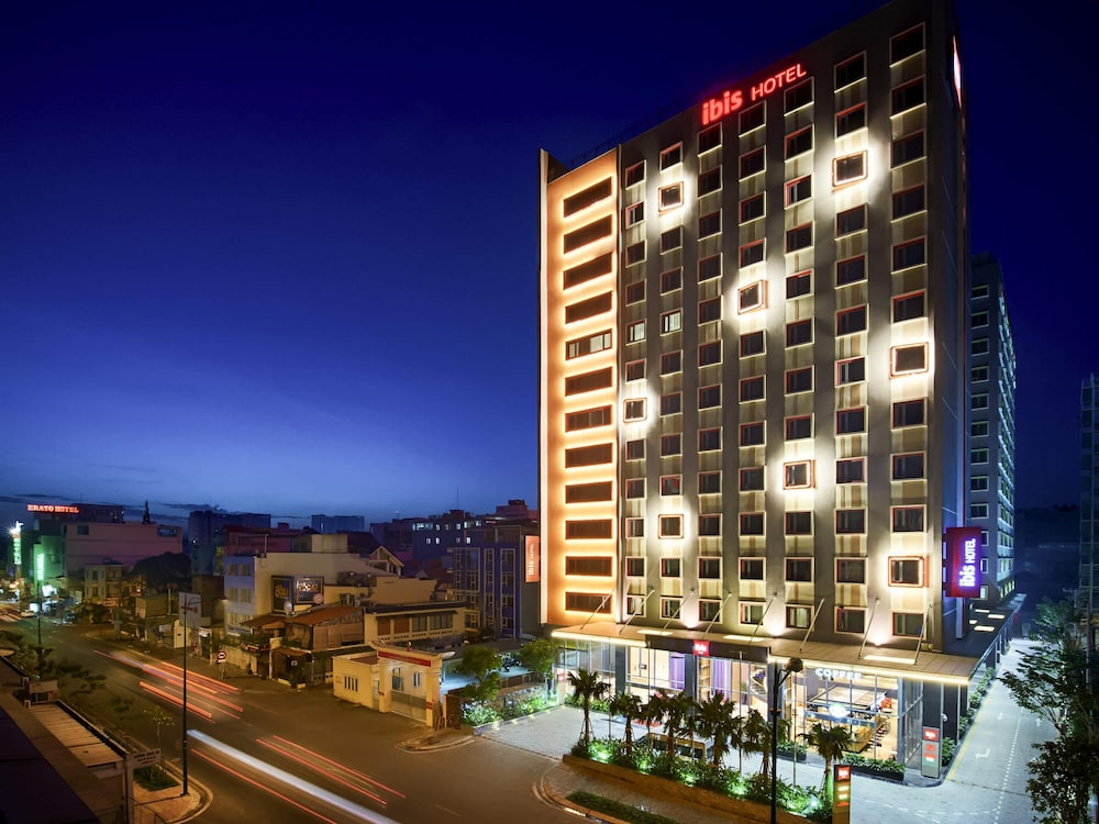 Ibis Saigon Airport — 4-Star Luxury Hotel in Ho Chi Minh City, Vietnam
