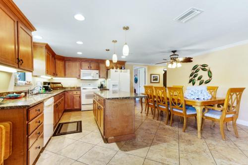 Gulf Place 7B - photo 29