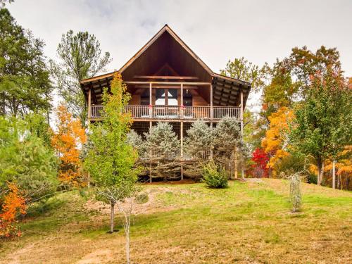 Cozy Cabin with views hot tub fishing pond and game room — 4-Star Luxury Hotel in Sevierville, United States