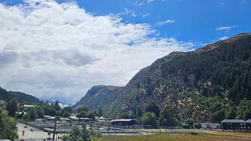 3 Bed Queenstown Apt with Balcony Close to Town — 4-Star Luxury Hotel in Queenstown, New Zealand