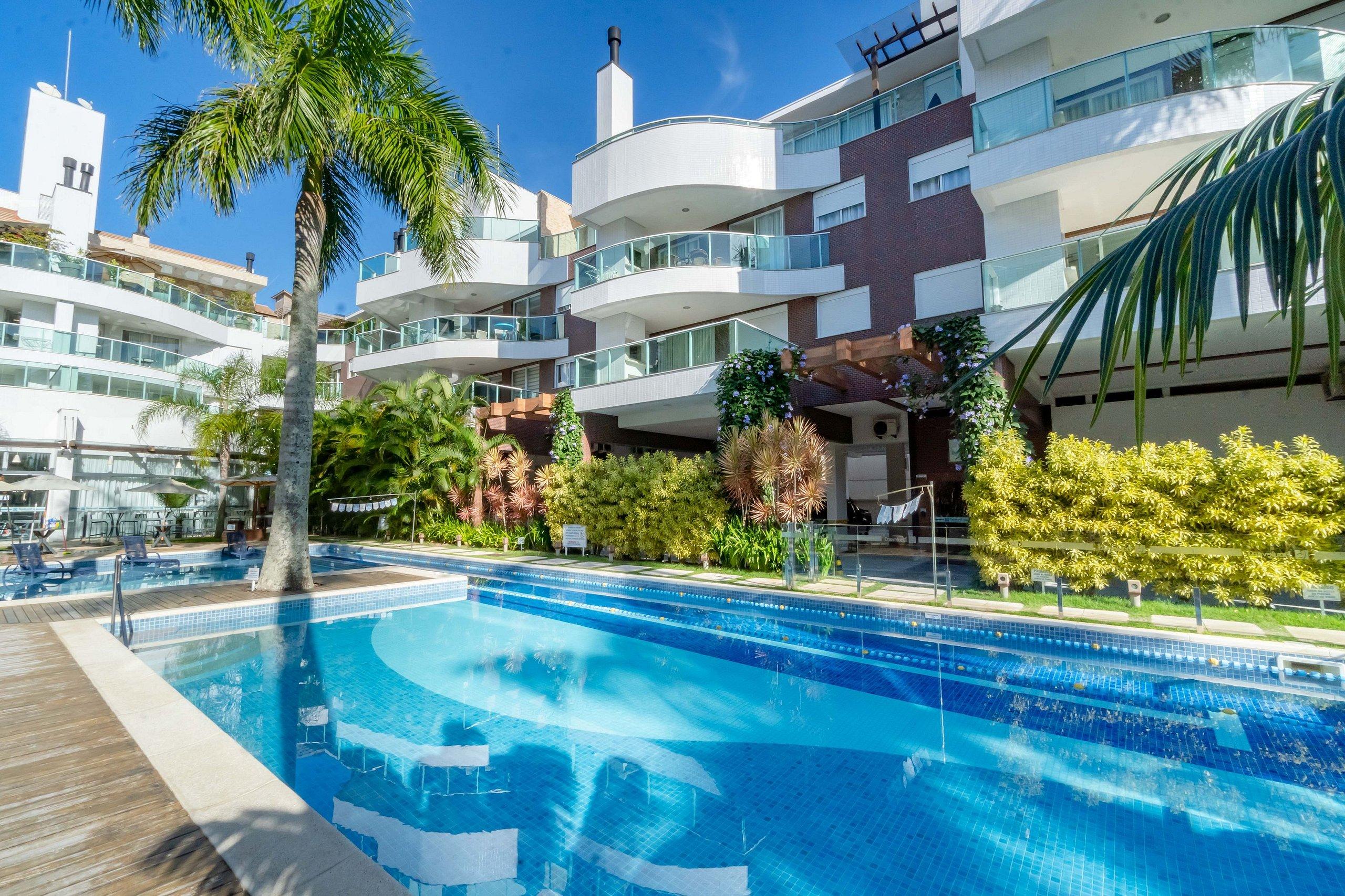 Boulevard 211B Excelente apartamento em condomínio de luxo no centro de Bombinhas Piscina Jacuzzi Academia Portaria 24h.