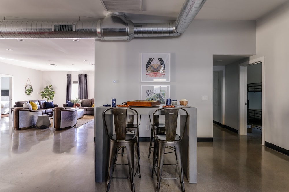 Luna & Stellar by Avantstay Modern Artist's Loft Buyout w 10 Brs Patio & Billiards - photo 3
