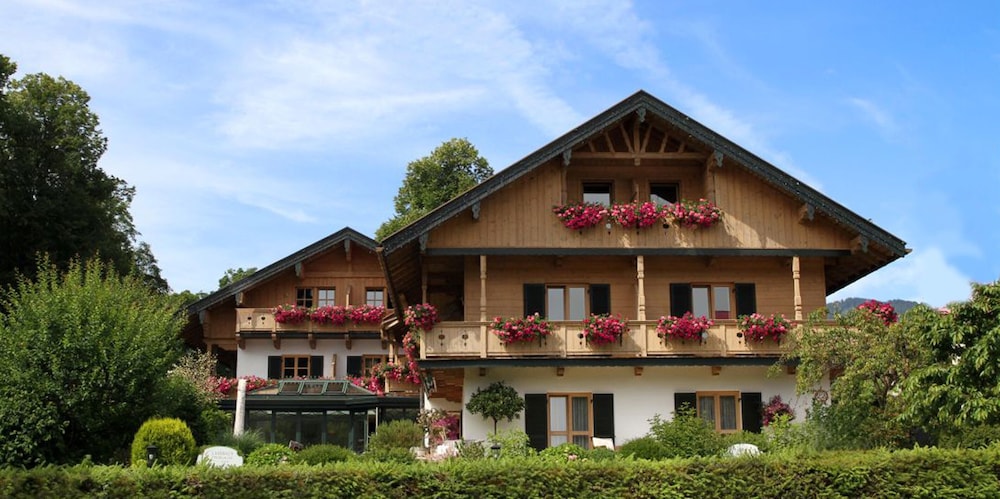 Hotel Landhaus Strobl Am See — Bad Wiessee