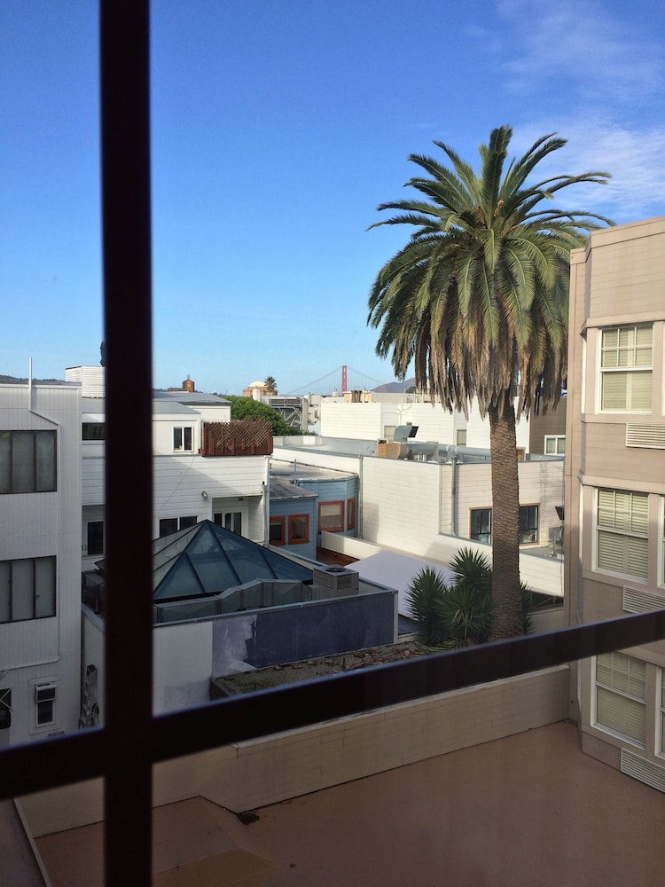 Cow Hollow Inn & Suites - photo 43