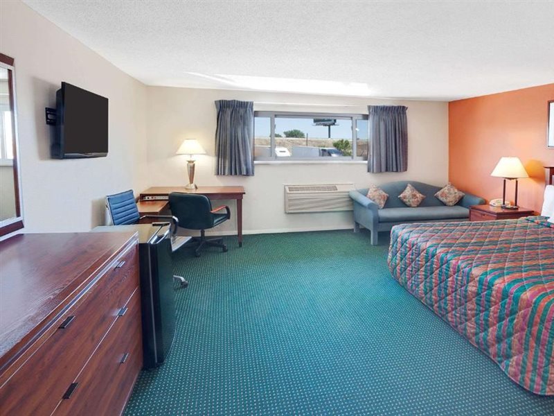 Days Inn by Wyndham Elk Grove Village O'Hare Airport West - photo 7