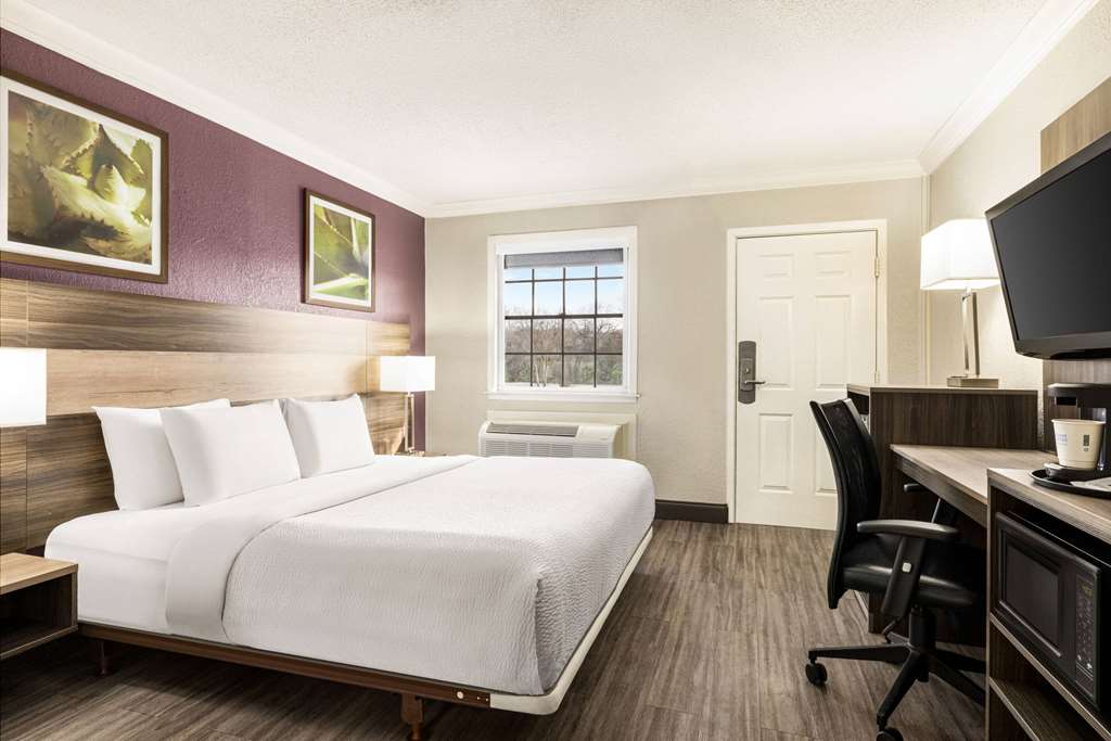 La Quinta Inn by Wyndham San Antonio Lackland - photo 42