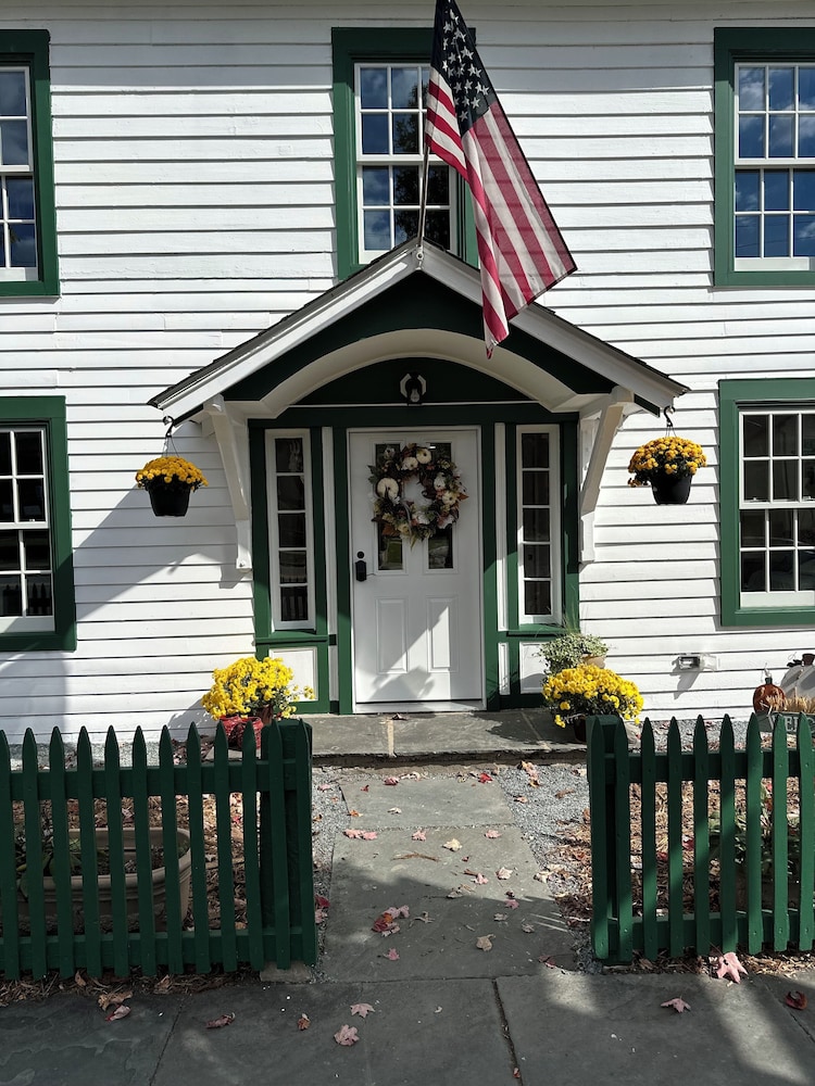 John H Wallace House — 4-Star Luxury Hotel in Milford, United States