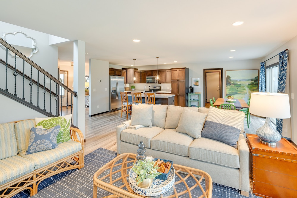 Pet friendly Deforest Getaway w Backyard — hotel in De Forest