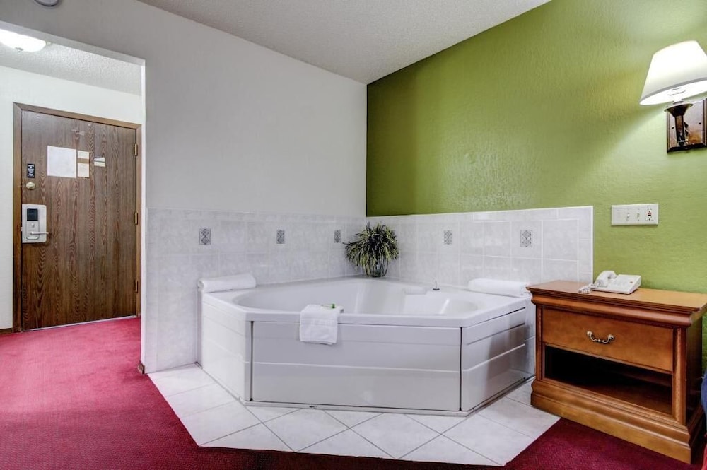 Bloomer Inn & Suites - photo 23