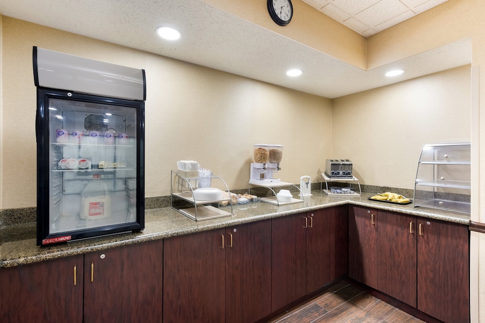 Red Roof Inn & Suites Columbus West Broad - photo 18