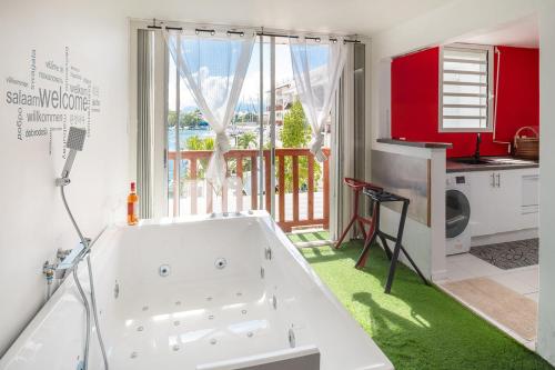 EBT House appartement jacuzzi vue mer 10 min aéroport et port — 4-Star Luxury Hotel in Pointe-A-Pitre, Guadeloupe