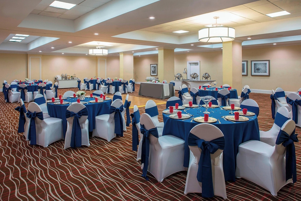 Four Points by Sheraton Suites Tampa Airport Westshore - photo 3