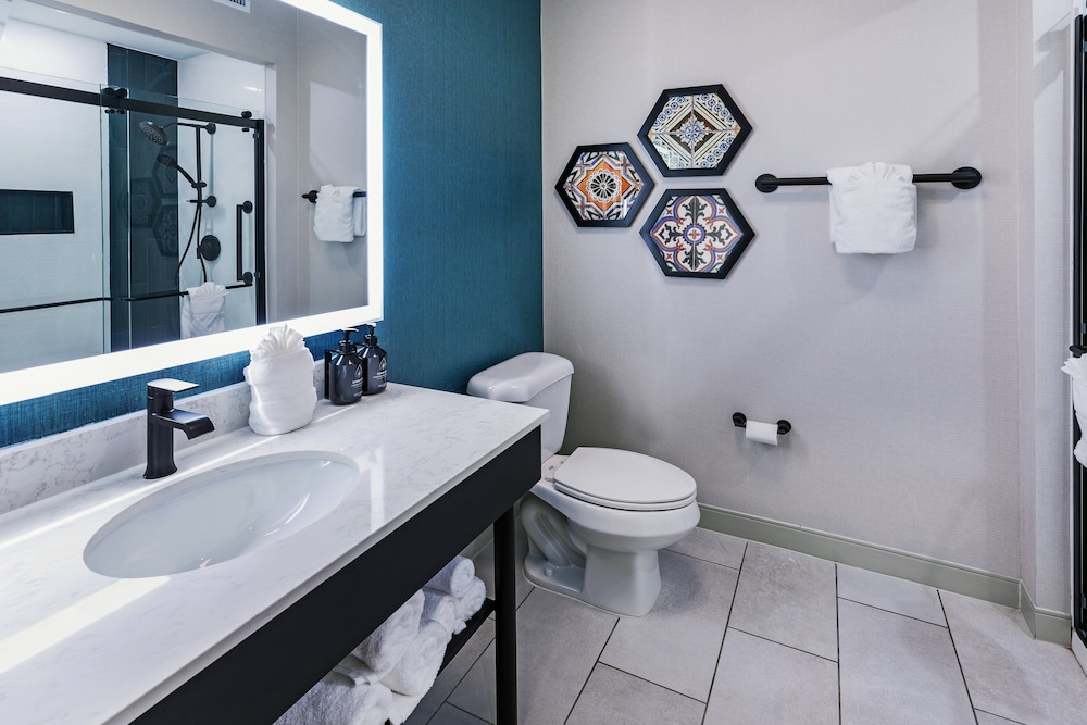 Hotel Indigo Spring Woodlands Area - photo 10