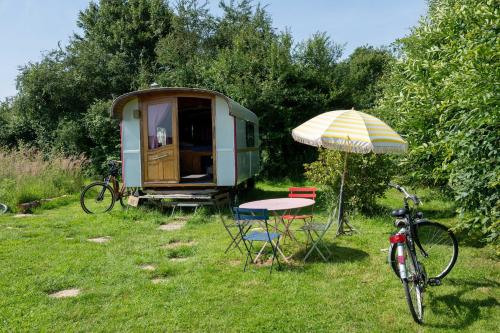 Manoir du Bois Joly Roulotte Gitane - last minute hotel in Margon