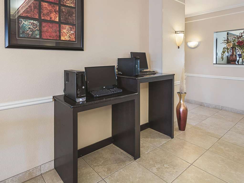 La Quinta Inn & Suites by Wyndham Waxahachie - photo 26
