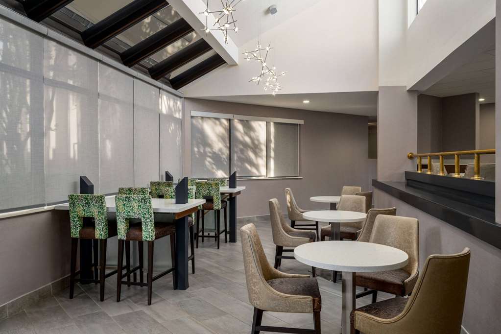 La Quinta Inn & Suites by Wyndham Round Rock North - photo 37