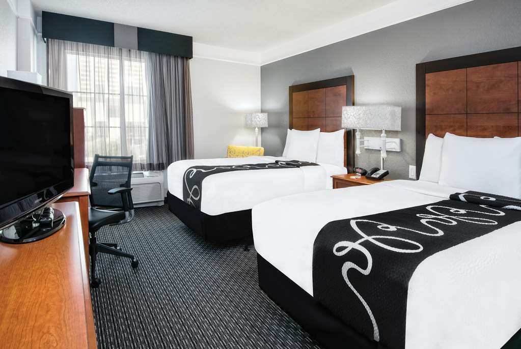 La Quinta Inn & Suites by Wyndham San Antonio Riverwalk - photo 19