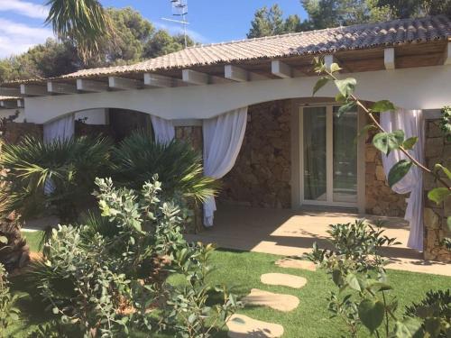 Residence Elegance Villa La Sterlizia Porto Pino — 4-Star Luxury Hotel in Sant'anna Arresi, Italy