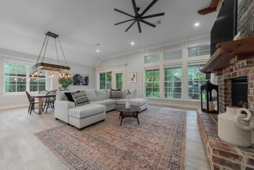 Modern 4BR Retreat Hot Tub Game Room near DFW in Irving, United States