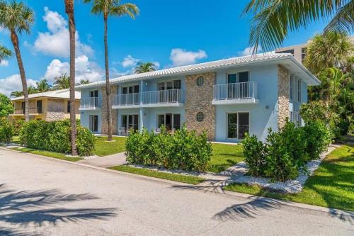 Lux Beachside 2nd Floor Condo 3 Steps to the Beach — 4-Star Luxury Hotel in Juno Beach, United States