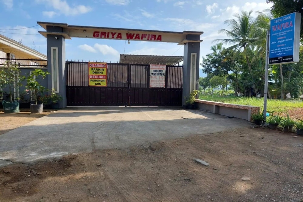 Oyo Life 93525 Griya Wafira Trenggalek Syariah — Trenggalek