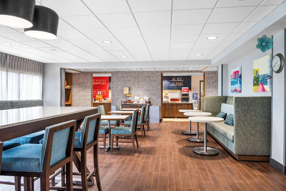 Hampton Inn Grand Rapids North - photo 25