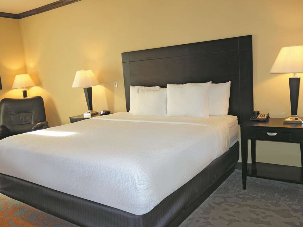 La Quinta Inn & Suites by Wyndham Eastland - photo 19