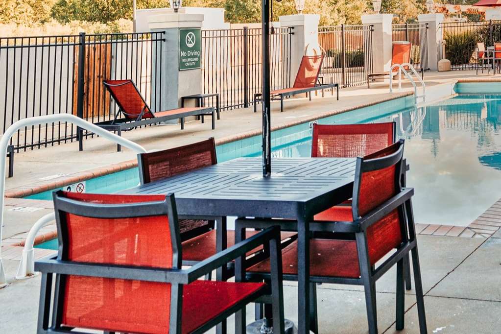 La Quinta Inn & Suites by Wyndham Starkville at MSU - photo 9