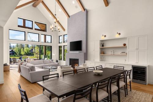 Views Game Room & Suncadia Pool Access — 4-Star Luxury Hotel in Cle Elum, United States