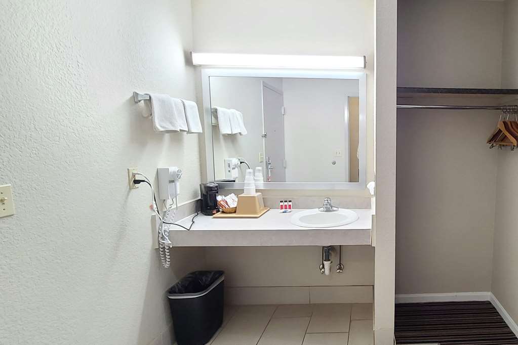 Super 8 by Wyndham Missouri Valley - photo 18