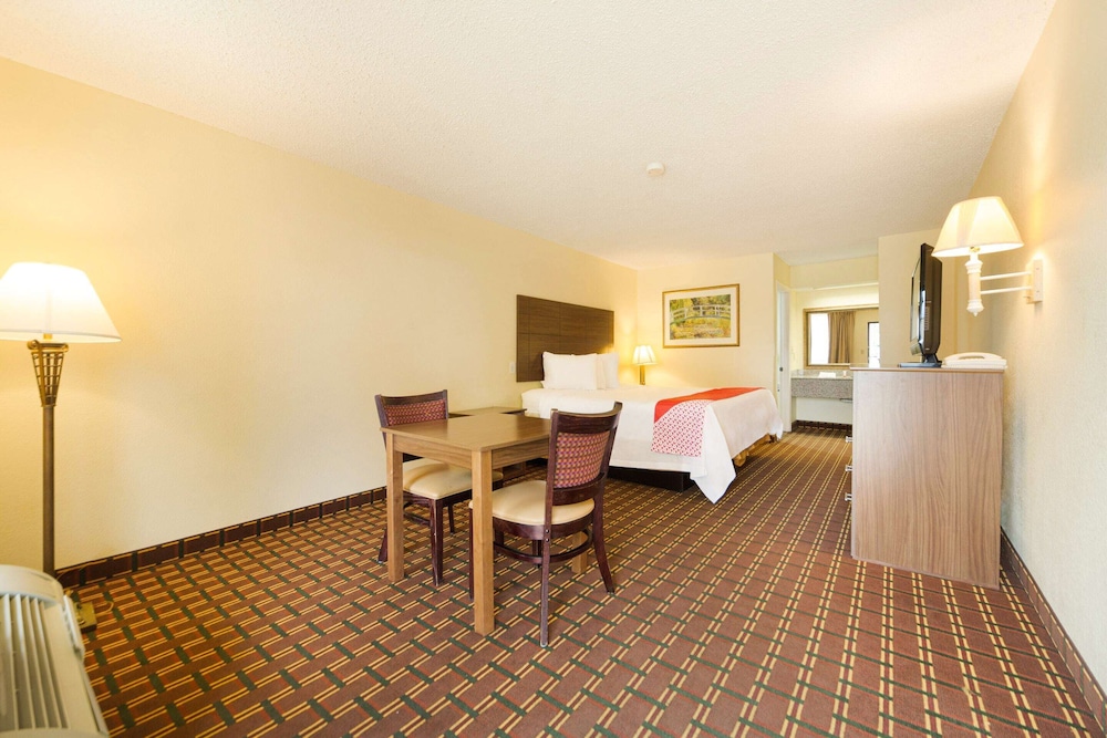 Days Inn by Wyndham Atmore - photo 10