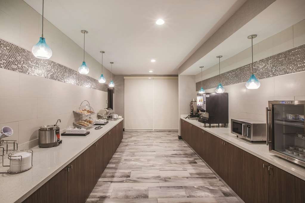 La Quinta Inn & Suites by Wyndham Baton Rouge Port Allen - photo 27