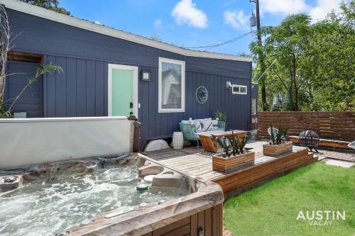 HGTV Featured Tiny Home w Hot Tub Near East 6th St — 4-Star Luxury Hotel in Austin, United States