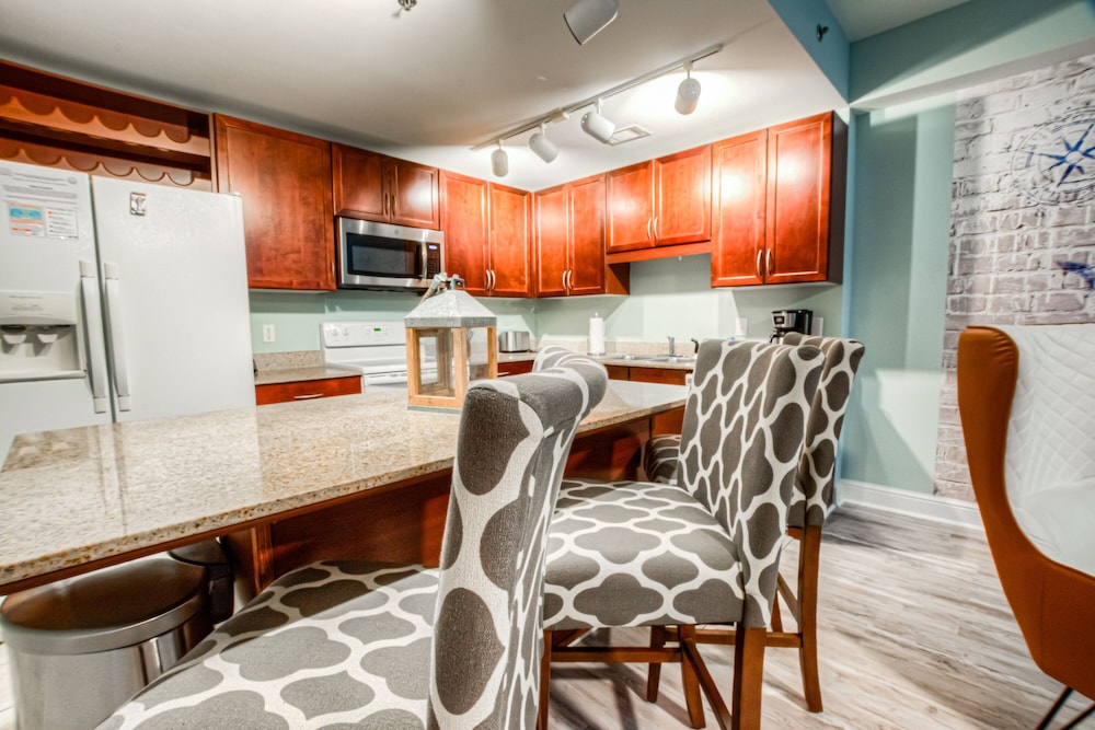 Laketown Wharf Resort by Aneliya's Rentals - photo 315