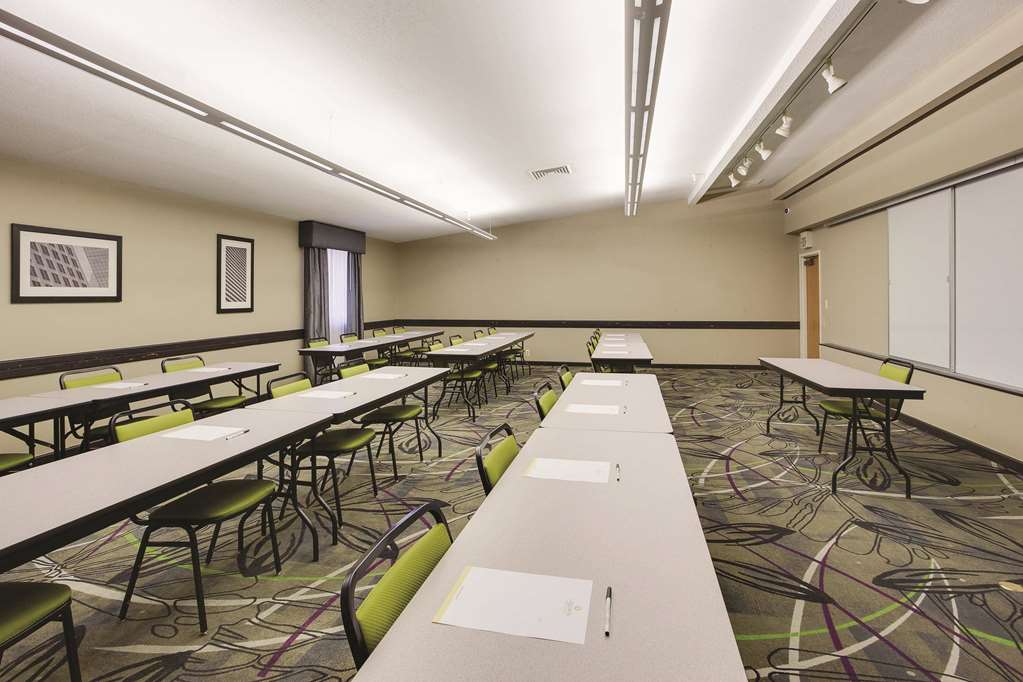 La Quinta Inn & Suites by Wyndham Detroit Metro Airport - photo 27