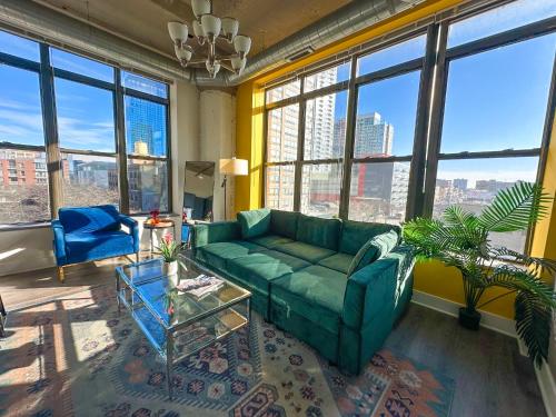 Bright 2BR Luxury Corner Suite with Optional Parking Sleeps 6 guests Near McCormick Place and Soldier Field — 4-Star Luxury Hotel in Chicago, United States