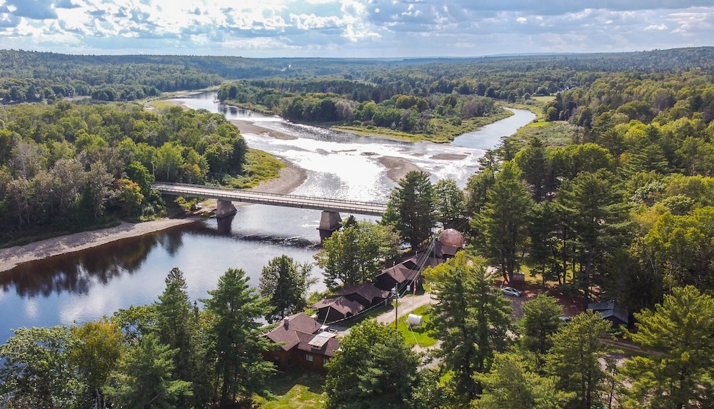 Pond's Resort — hotel in Miramichi