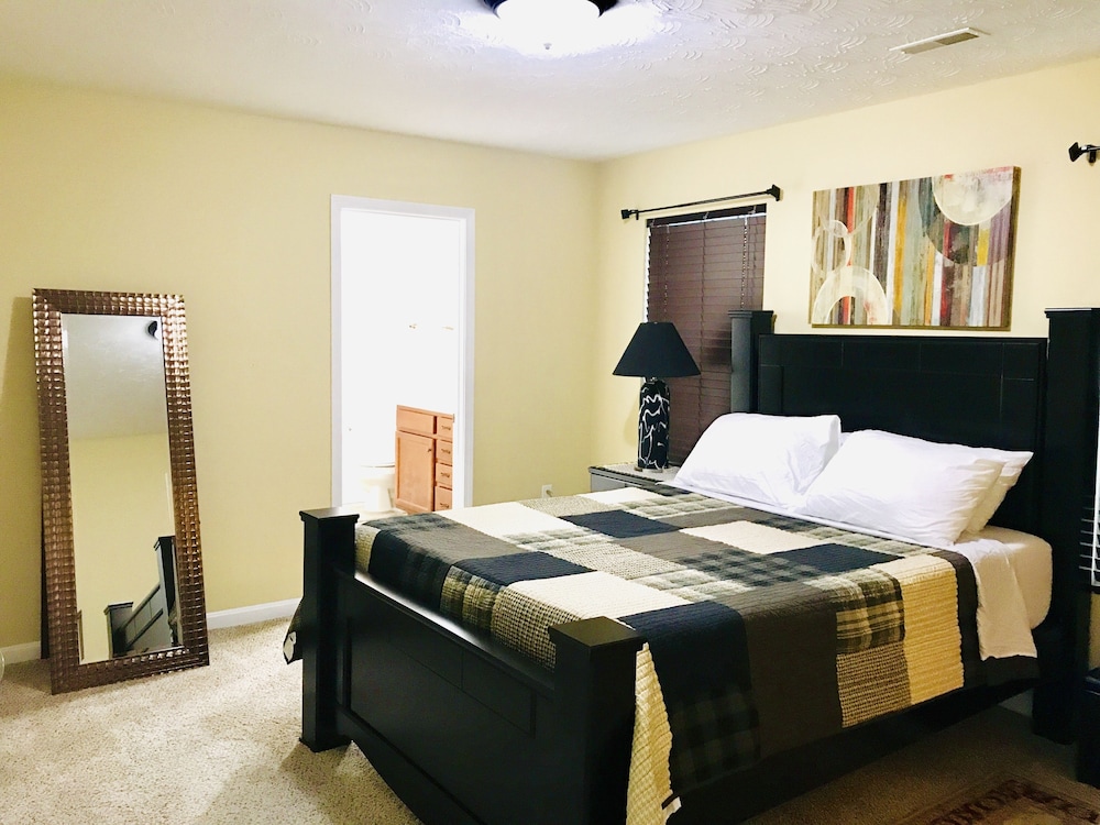 Spacious 3 BR Ranch House W patio Yard in a Quiet Suburb — 4-Star Luxury Hotel in Sellersburg, United States