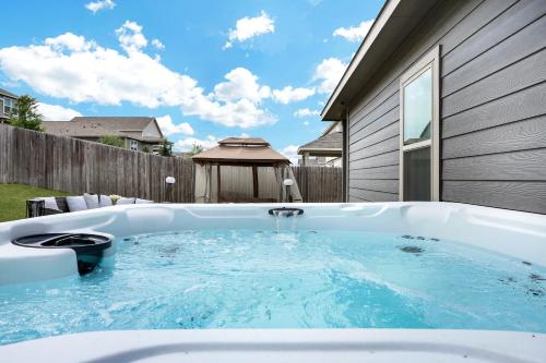 Stylish Hot Tub Retreat BBQ Yard Games WiFi Pets — 4-Star Luxury Hotel in Converse, United States
