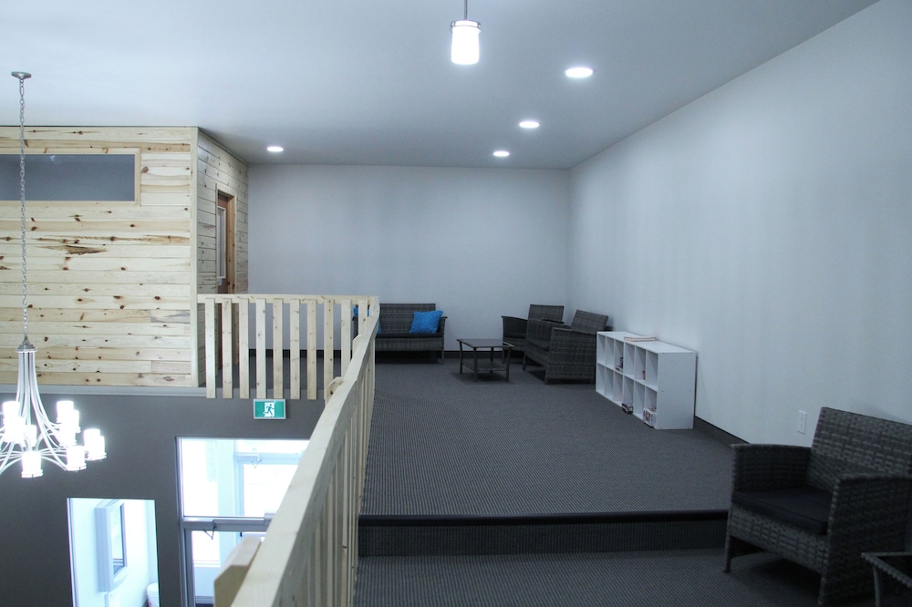 Roadhouse 52 Inn & Suites — hotel in Steinbach
