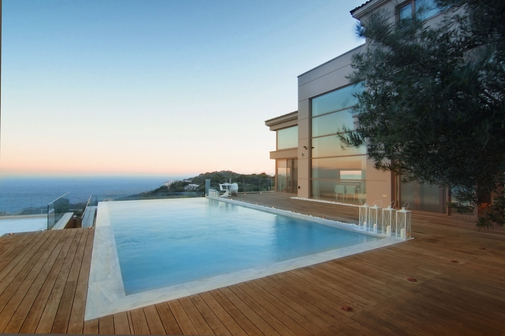 Seaview Peninsula Villa — 4-Star Luxury Hotel in Marathonas, Greece